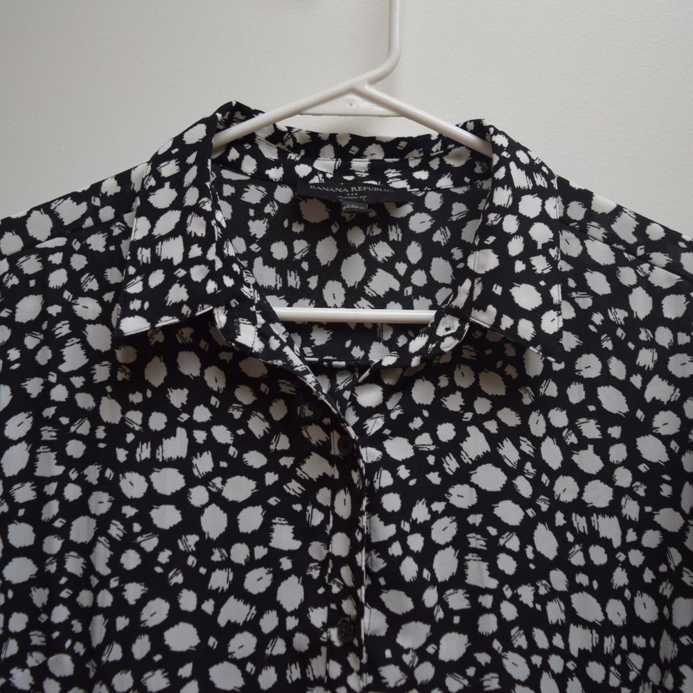 Banana Republic Classic Fit Button-Down in Women's M - Picture 2 of 11